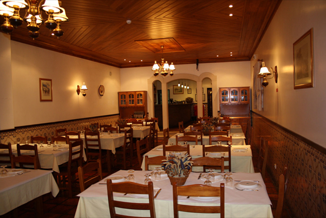 Sala Clássica - restaurante lareira do casal